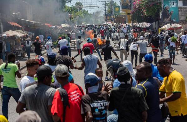 Ciudadanos participan en una marcha para exigir seguridad contra las pandillas este 7 de agosto de 2023, en Puerto Príncipe (Haití).