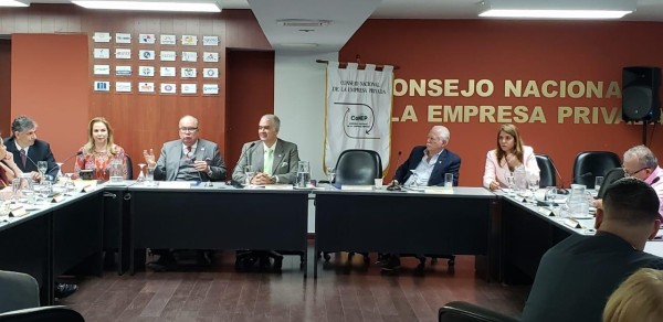 El director de la CSS, Enrique Lau Cortés, se reunió este jueves con miembros del CoNEP para rendir un informe sobre la situación de la entidad.