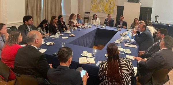 Eduardo Leblanc González, defensor del Pueblo de Panamá, en una reunión con diplomáticos en Nueva York.