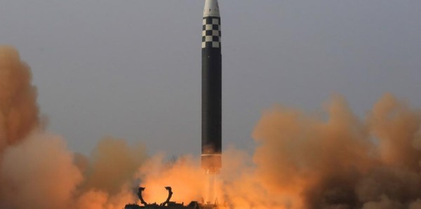 Foto del 25 de marzo de 2022 de un misil balístico intercontinental Hwasong-17 de Corea del Norte en respuesta a los entrenamientos aéreos de Estados Unidos y Corea del Sur.