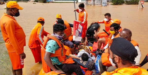 Equipos de rescate, trasladan a las víctimas de los deslizamientos de tierra provocadas por las lluvias torrenciales.