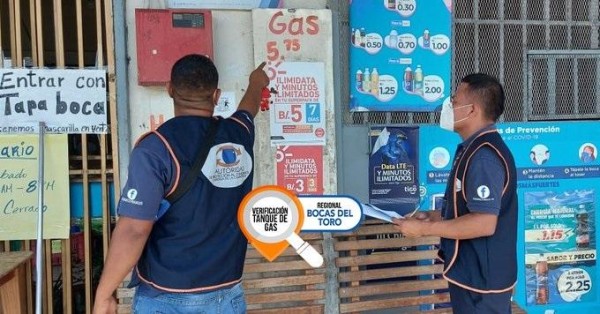 Funcionarios de Acodeco realizan su trabajo de verificación de precios del tanque de gas.