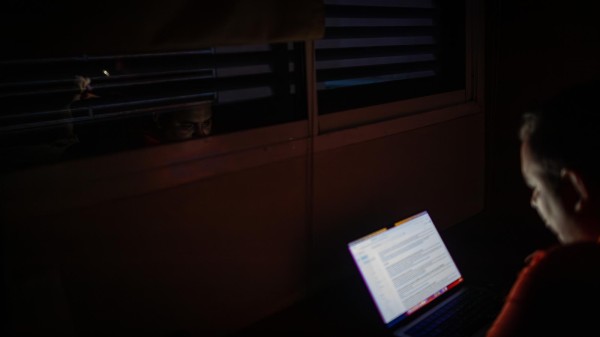 Una persona usa su computador portátil en un apartamento, en una fotografía de archivo.