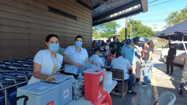 Imagen de archivo cuando personal de salud apostado en puntos de vacunación en Panamá Oeste.