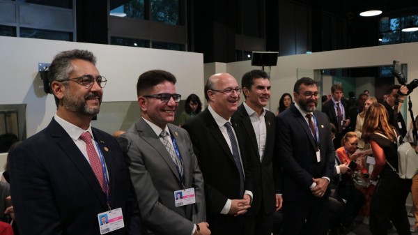 El gobernador del Estado de Pará, Helder Barbalho (2d); y el presidente del BID, Ilan Goldfajn (c), junto a otros gobernadores brasileños de la zona del Amazonas en un acto en la COP28 de Dubái