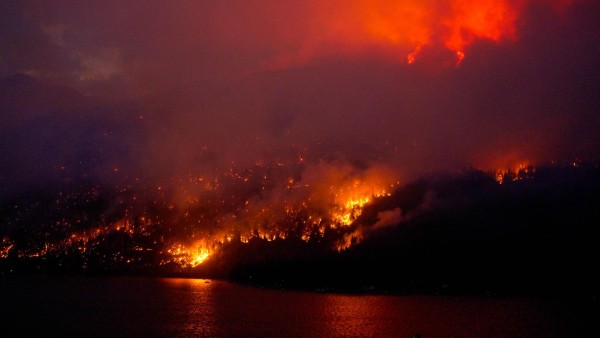 Incendio en el Lago Adams, ubicado en Columbia Británica (Canadá)