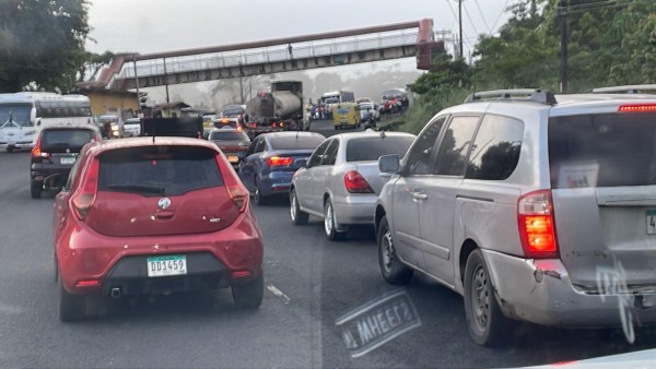 Imagen de AguaAseo, S.A. donde muestran el congestionamiento vehicular por el cierre de la vía Simón Bolívar, conocida como Transístmica este 14 de junio de 2023.
