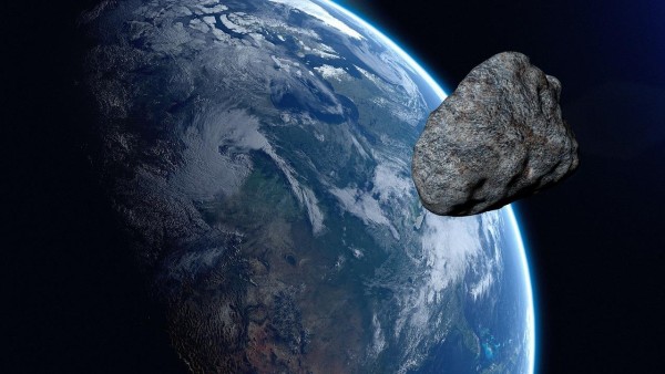 La mayoría de los objetos cercanos a la Tierra son asteroides que varían en tamaño desde tres metros hasta casi 40 kilómetros de ancho.