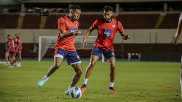 César Blackman (i.) y Aníbal Godoy (d.) durante un entrenamiento con la selección de Panamá.