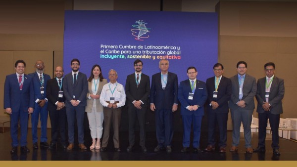 Foto grupal de la primera cumbre de Latinoamérica y el Caribe para una tributación global incluyente, sostenible y equitativa, realizada en Colombia.