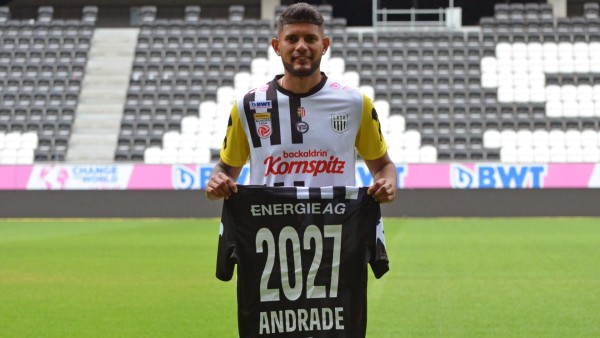 El defensor panameño, Andrés Andrade, firmó hasta el 2027 con el club austriaco.
