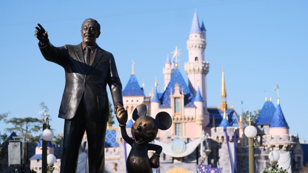 Fotografía de archivo de una estatua de Walt Disney y Mickey Mouse en el Parque de Disney, en Anaheim, California (EE.UU.).