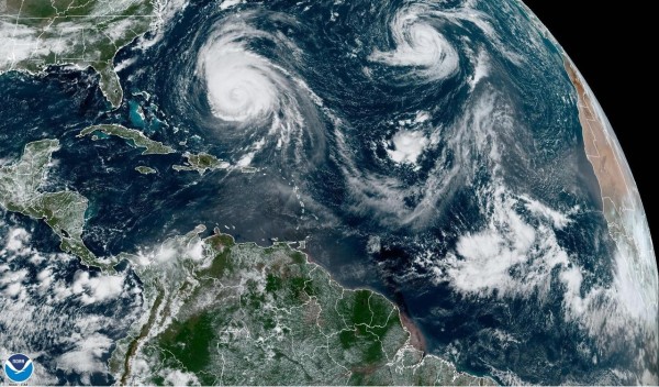 Foto satelital cedida por la NOAA a través del Centro Nacional de Huracanes (NHC) de Estados Unidos donde se muestra la localización del huracán Lee (izq.) en el Atlántico.