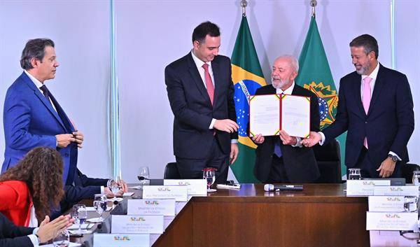 El presidente brasileño, Luiz Inácio Lula da Silva, propuso este lunes el proyecto de ayuda financiera a Rio Grande do Sul, afectado por las inundaciones, y debe ser debatido por las cámaras legislativas.