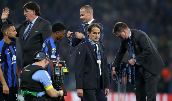 El equipo del Inter Milán recogiendo la medalla de segundo puesto.