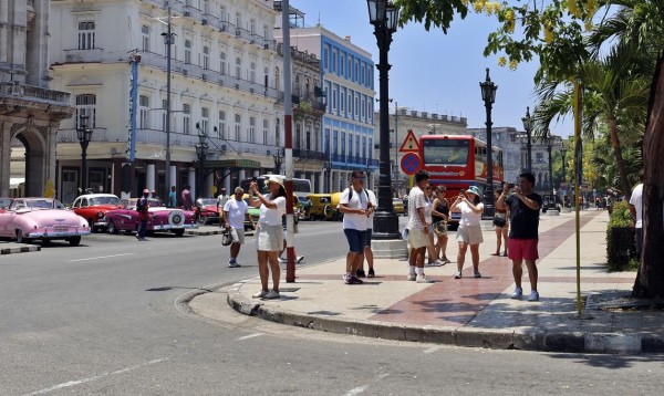 Turistas pasean por las calles de la Habana (Cuba), en una fotografía de archivo.