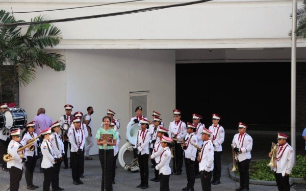 La banda de música “Víctor Raúl González” del Colegio Moisés Castillo Ocaña, recibió un reconocimiento por transmitir a través de la música ese fervor patriótico.