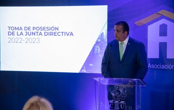 El viceministro del Mici, Omar Montilla, durante la toma de posesión de la nueva junta directiva de la Acobir para el periodo 2022-2023.