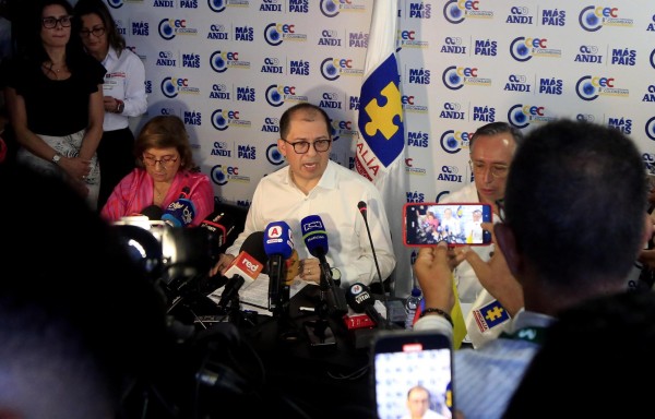 El fiscal general de Colombia, Francisco Barbosa, habla hoy durante una rueda de prensa al terminar su intervención en el 8° Congreso Empresarial Colombiano, en Cartagena de Indias (Colombia).