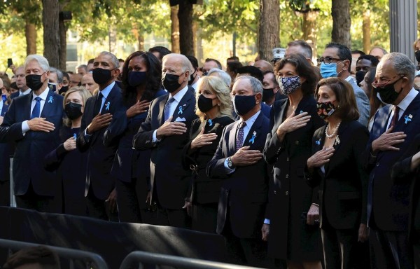 (i-d) Los expresidentes de EE.UU junto a sus esposas. Bill e Hillary Clinton, Barack y Michelle Obama, el presidente de EE.UU., Joe Biden y Jill Biden participan en ceremonia.