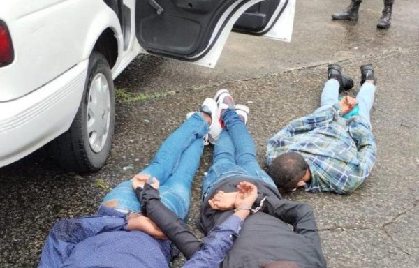 Los involucrados en el hecho fueron aprehendidos en los estacionamientos del PH, ubicándose dentro de uno de los vehículos los bienes propiedad de la joyería y un arma de fuego.