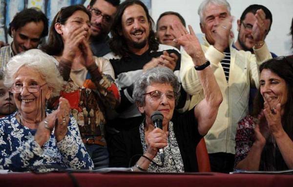 La oenegé Abuelas de Plaza de Mayo surgió en el año 1977.