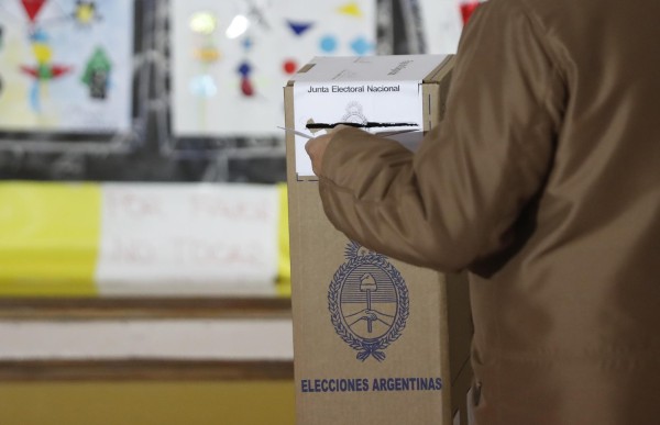 Fotografía de archivo mientras ejercen su derecho al voto en Buenos Aires, Argentina.