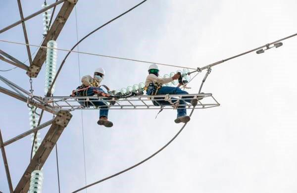 Imagen de trabajadores del sector eléctrico.