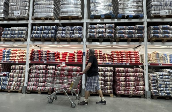 Una persona recorre un supermercado en São Paulo (Brasil), en una fotografía de archivo.