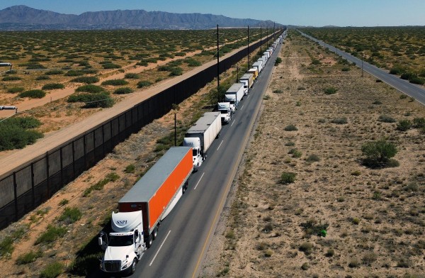 Fotografía aérea de transportistas que hacen fila para ser inspeccionados, en el cruce internacional Santa Teresa el 8 de octubre de 2023, en Ciudad Juárez, Chihuahua (México).