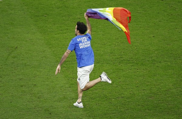 Un aficionado invade la cancha hoy, en un partido de la fase de grupos del Mundial de Fútbol Qatar 2022 entre Portugal y Uruguay