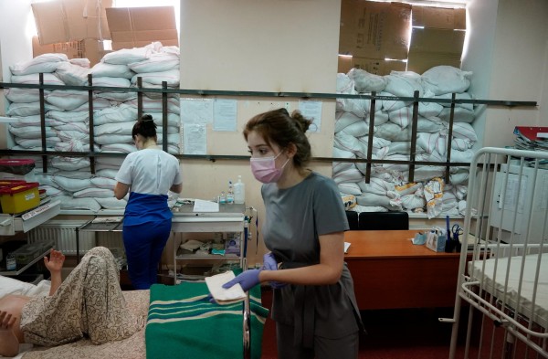 Niños son atendidos en una habitación protegida por sacos de arena en hospital de Ucrania