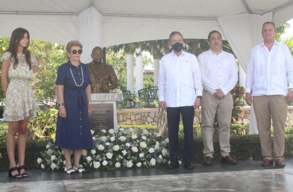 El busto se devela el día en que ‘Radio Reforma‘ llega a sus 65 años de transmisiones ininterrumpidas.