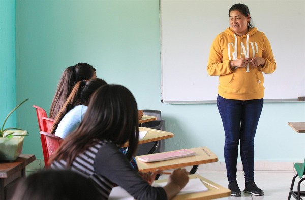 Fotografía de archivo donde se muestra a una profesora mientras imparte clases en Chihuahua (México).