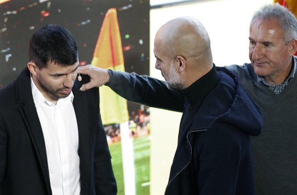 El delantero argentino Sergio 'Kun' Agüero (i) junto al entrenador del Mánchester City, Pep Guardiola (c).