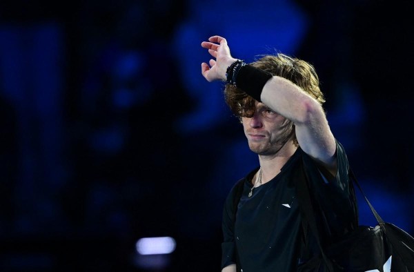 El ruso Andrey Rublev abandona la cancha al final de su partido de todos contra todos contra el español Carlos Alcaraz en el torneo de tenis ATP Finals en Turín el 15 de noviembre de 2023. (Foto de Tiziana FABI / AFP).