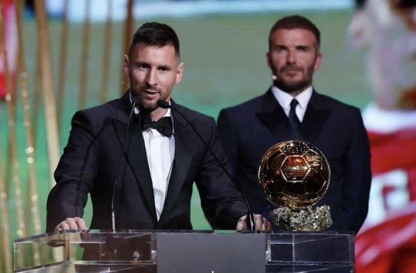 El argentino Lionel Messi (izq.) junto con David Beckham (der.).