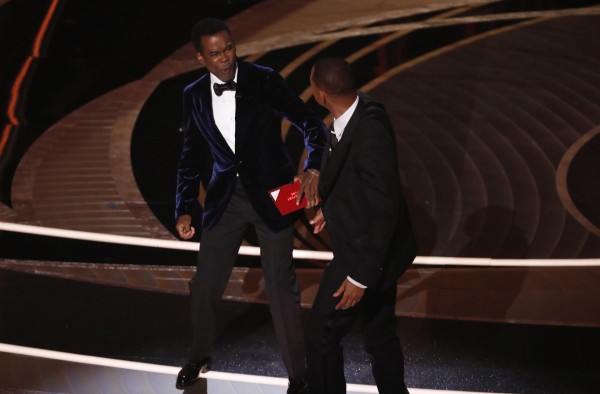 Fotografía de archivo fechada el 28 de marzo de 2022 que muestra al actor Will Smith (d) mientras abofetea al presentador de la gala Chris Rock