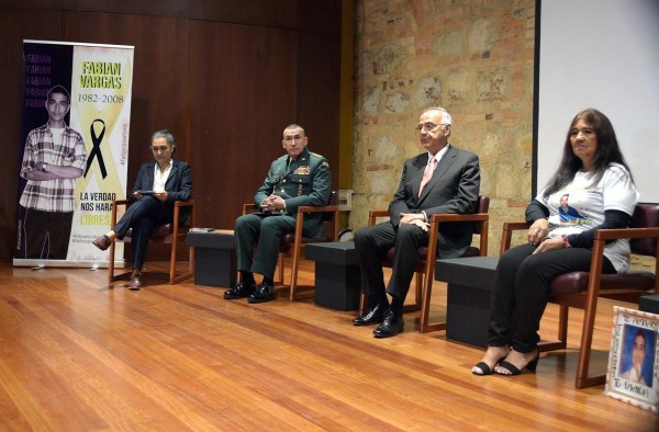 Iván Velásquez ministro de Defensa (c), durante el acto oficial por los denominados falsos positivos.