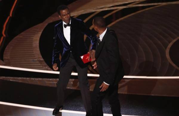 Fotografía de archivo fechada el 28 de marzo de 2022 que muestra al actor Will Smith (d) mientras abofetea al presentador de la gala Chris Rock