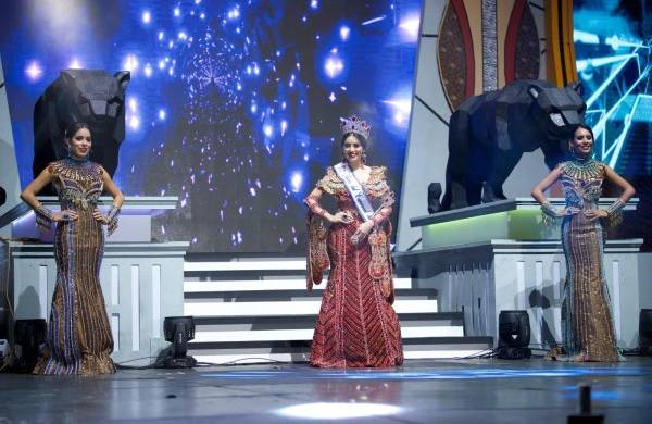 La reina del carnaval de la city 2023, Anubis Osorio, junto a sus princesas