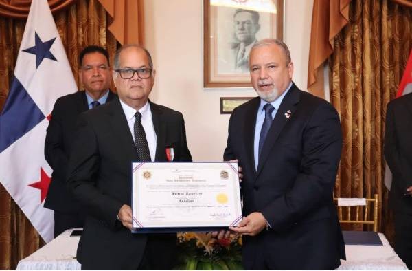 El periodista James Aparicio (Izq.) fue una de las personalidades que recibió este reconocimiento por parte de la Gobernación de Coclé, a cargo del gobernador Julio Palacios (der.) .