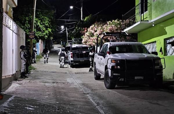 Policías estatales vigilan la zona donde fueron emboscados policías, en el poblado de Juan R. Escudero, en el municipio de Chilpancingo (México).