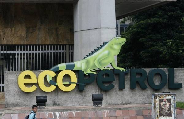 Vista del logo de la petrolera estatal colombiana Ecopetrol, en una fotografía de archivo.