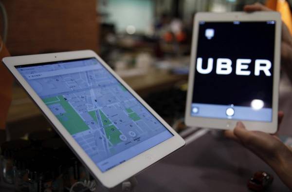 En el tercer trimestre de 2023, los ingresos de la compañía de transporte de pasajeros y mensajería UBER se situaron en 9.292 millones de dólares, lo que representa un aumento del 11,3 %. En la imagen un registro de archivo de un logo de Ube