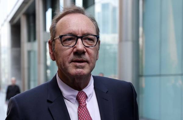 El actor estadounidense Kevin Spacey abandona el Tribunal de la Corona de Southwark en Londres, Gran Bretaña.