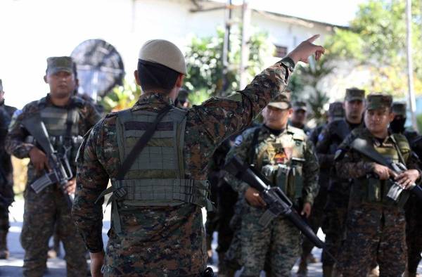 Trabajo en un cerco militar instalado por el gobierno nacional en la comunidad La Granjita, de San Salvador (El Salvador).