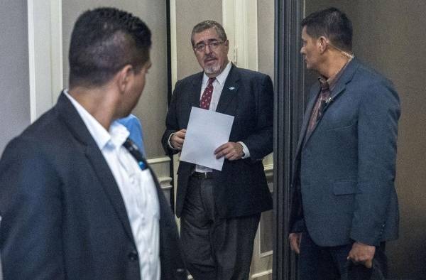 El presidente electo Bernardo Arévalo (c), llega a una conferencia de prensa en Ciudad de Guatemala (Guatemala).