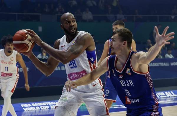 Borisa Simanic (d.) durante un partido del Mundial de Baloncesto.