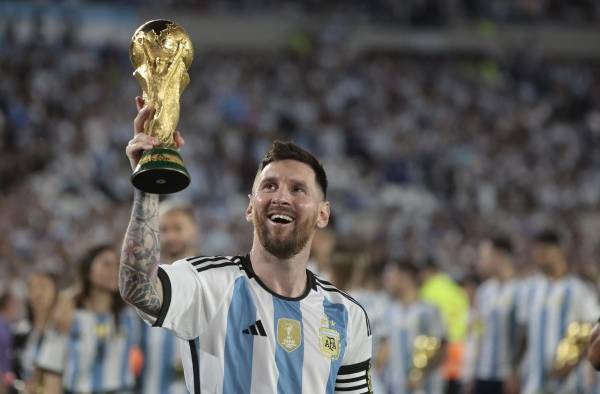 Lionel Messi levanta la Copa del Mundo conquistada en Qatar 2022.